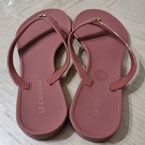 NWOT! Le Chateau Flip Flops - Picture 3 of 6
